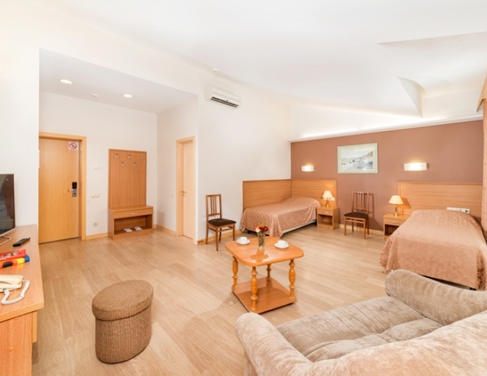 Джуниор сюит 2-местный 1-комнатный с баклконом 4-этаж корпус 2 - Санаторий «Эллада» (Каникулы в Анапе) ФНС